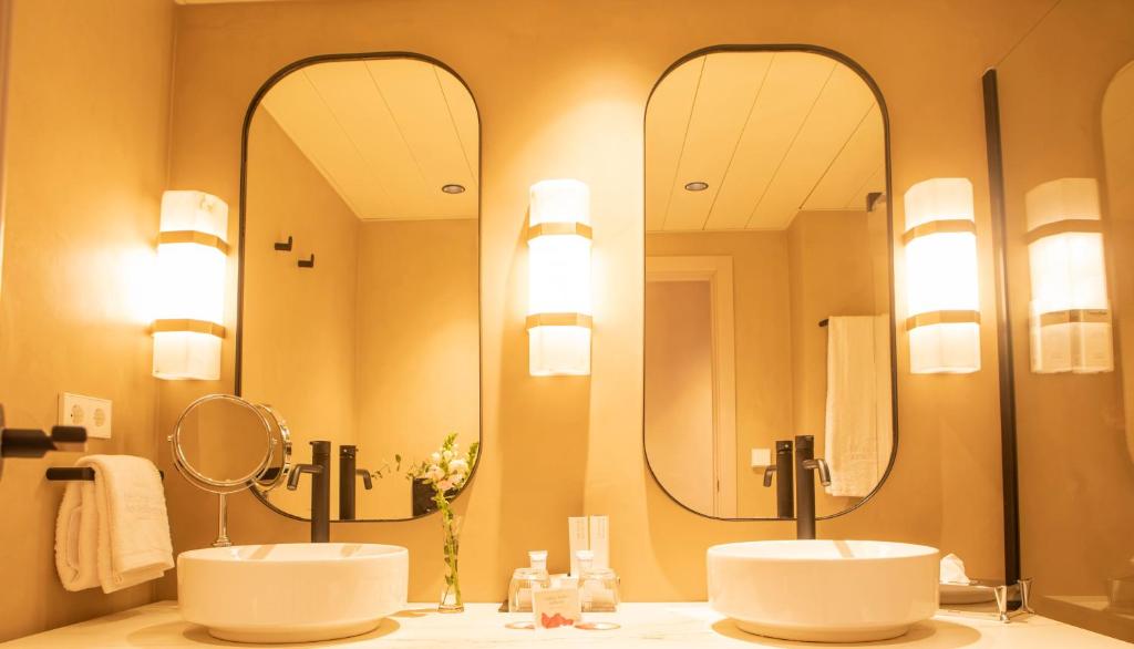 A bathroom at Hospes Las Casas del Rey de Baeza, a Member of Design Hotels