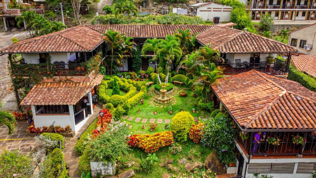 een uitzicht op een huis met een tuin bij Hotel Campestre Casona del Camino Real in San Gil