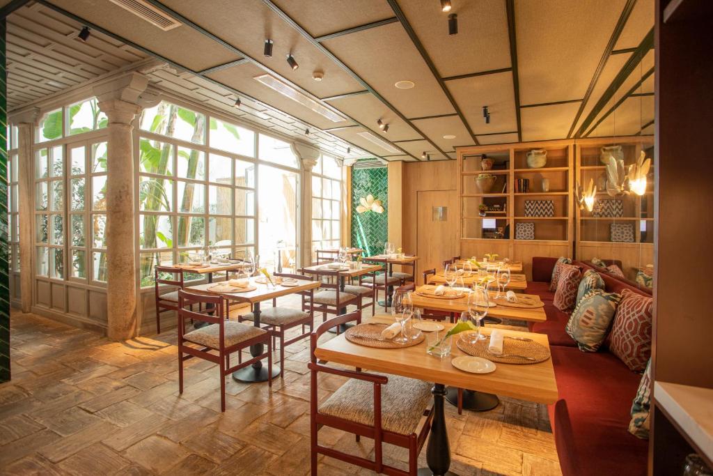 A seating area at Hospes Las Casas del Rey de Baeza, a Member of Design Hotels