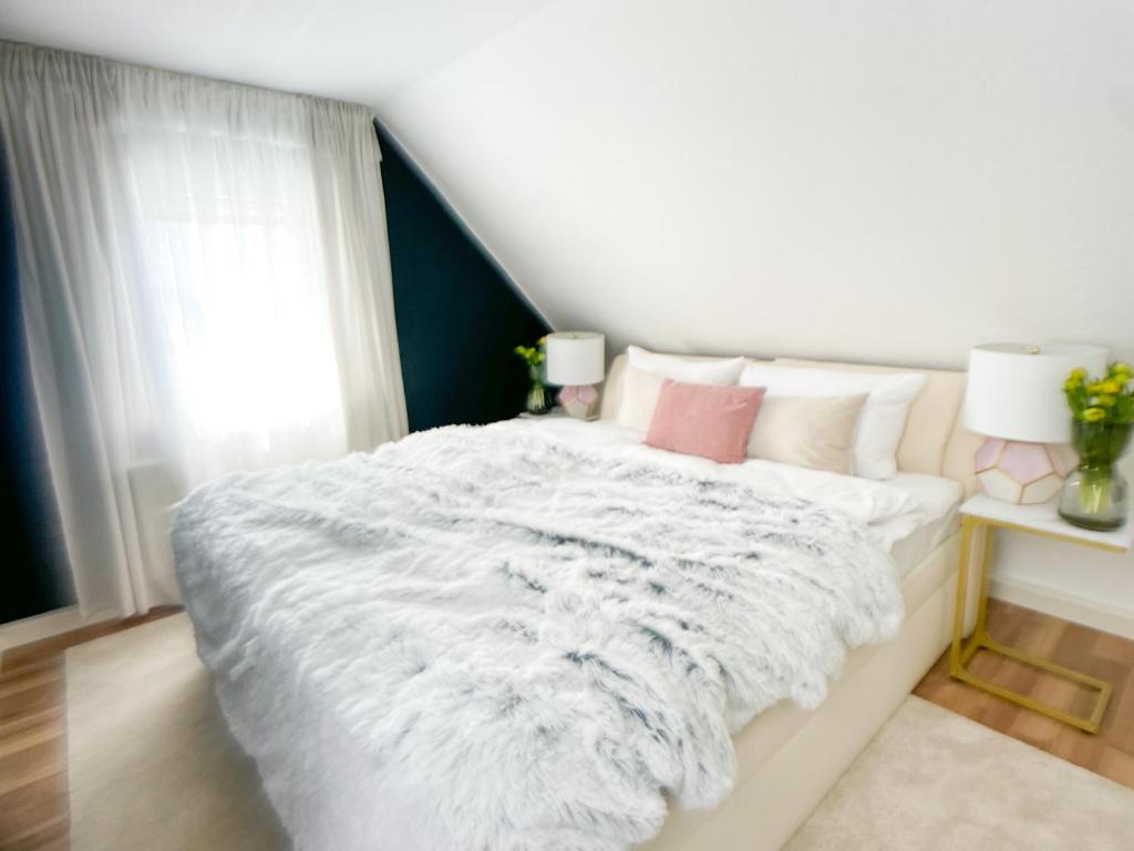 sypialnia z białym łóżkiem i oknem w obiekcie M-Style 03 Apartment 24h Self-Check-In, Free Parking, Netflix w Norymberdze
