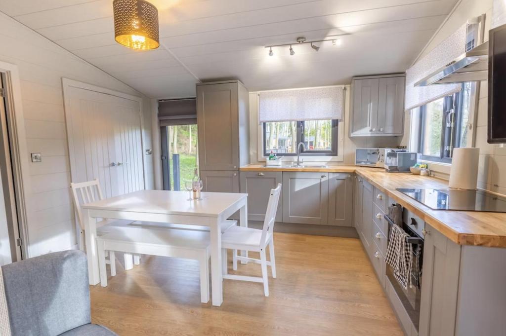 Kuchyň nebo kuchyňský kout v ubytování Riverside Cabins