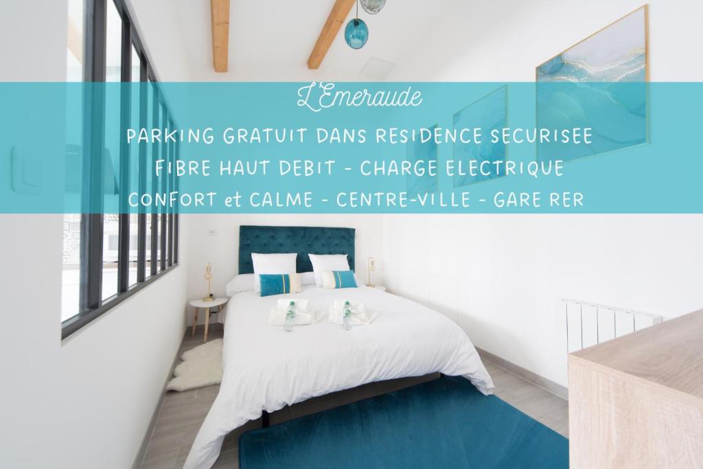 Schlafzimmer mit einem Bett mit blauem Teppich in der Unterkunft L'Émeraude in Malesherbes