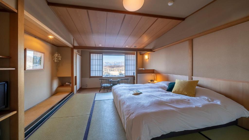 Postel nebo postele na pokoji v ubytování onsen hotel OMOTO