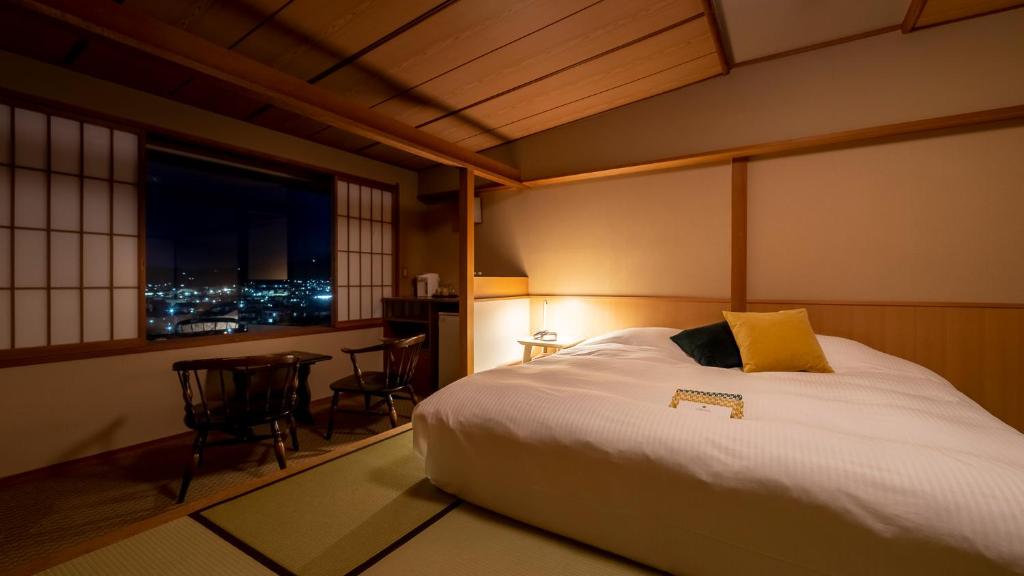 Postel nebo postele na pokoji v ubytování onsen hotel OMOTO