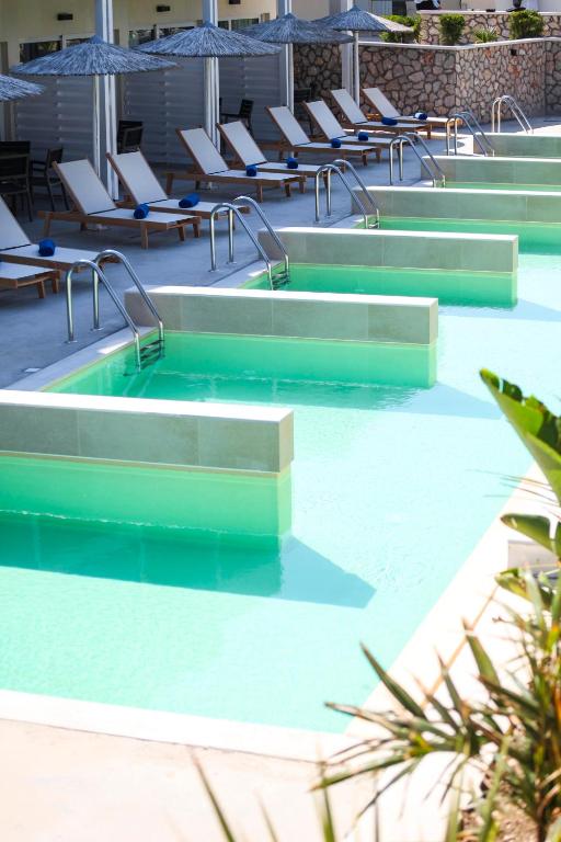 Bazén v ubytování Delfinia Resort - All Inclusive nebo v jeho okolí