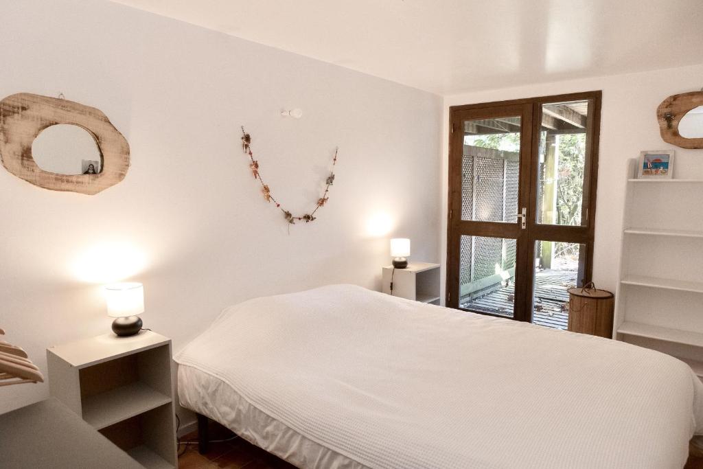Ένα ή περισσότερα κρεβάτια σε δωμάτιο στο Maison bois au bord du lac