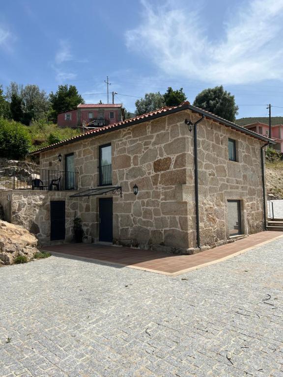 un edificio de piedra con dos puertas laterales en Casa do Borges, 