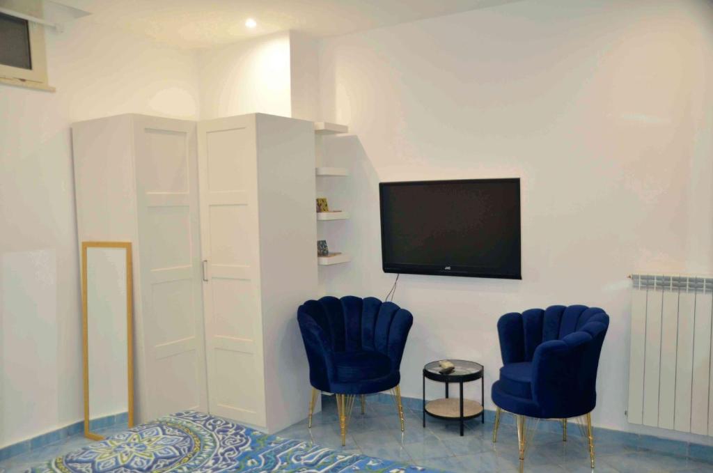 TV a/nebo společenská místnost v ubytování La Draghina B&B Capri