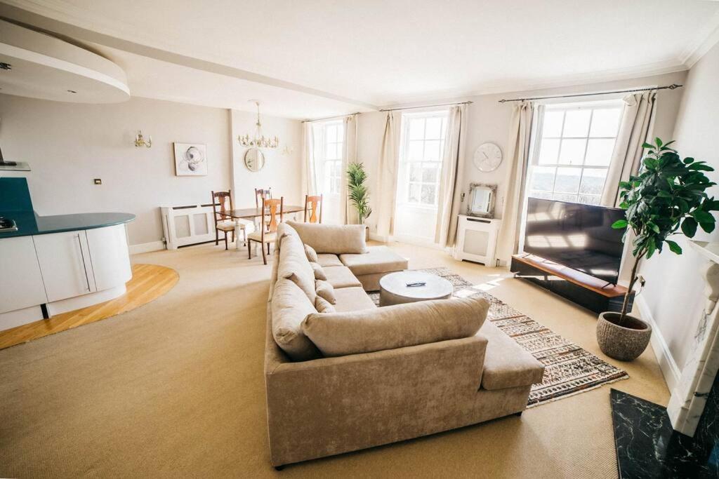 Ferienwohnung Lux Pad with Views Stay on Historic Bath Crescent (GB