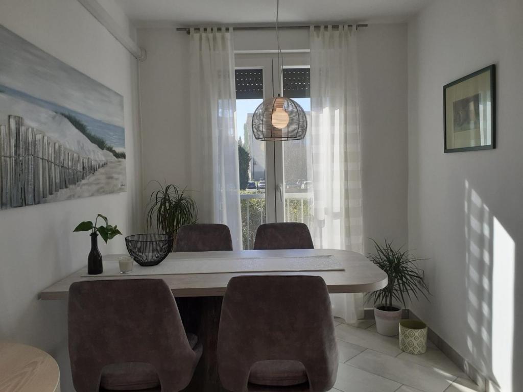 a dining room with a table and chairs and a window at APARTMAN EDDA **** in Labin
