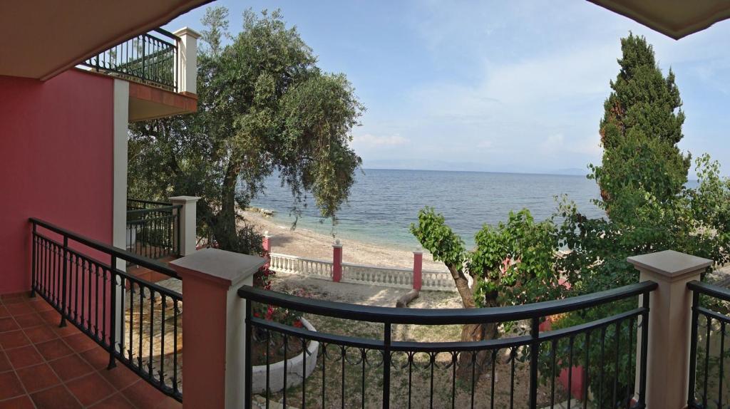 einen Balkon mit Blick auf den Strand in der Unterkunft Apartments Corfu Sun Sea Side in Benitses