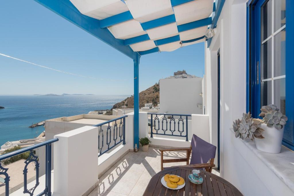 uma varanda com uma mesa e vista para o oceano em The Panorama House em Pera Gyalos