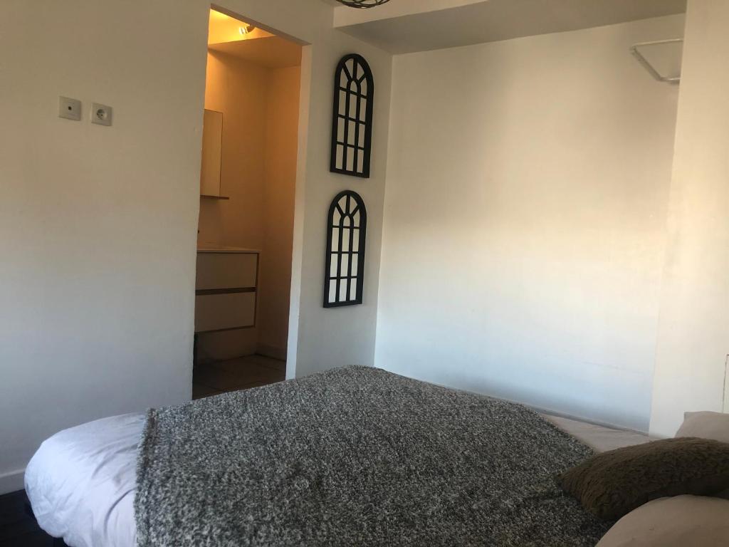 um quarto com uma cama e uma janela na parede em 5- Le Nid em Poitiers