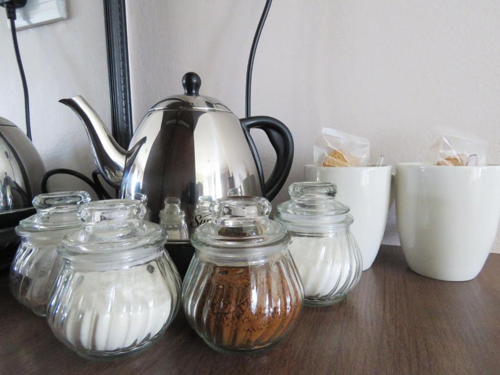 Příslušenství pro přípravu čaje a kávy v ubytování Andante Guesthouse Klerksdorp