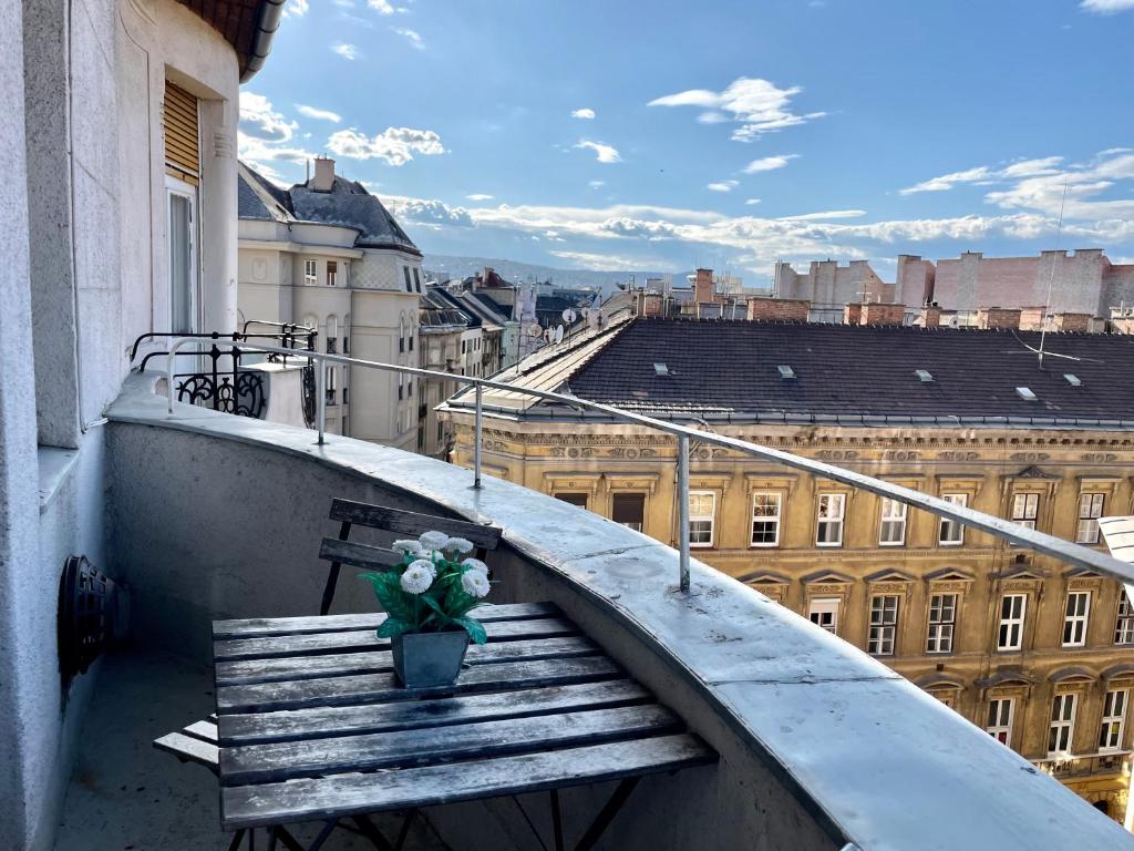 Jolan Suite 1088 Budapest, 4 Gutenberg tér 4 kép - 1