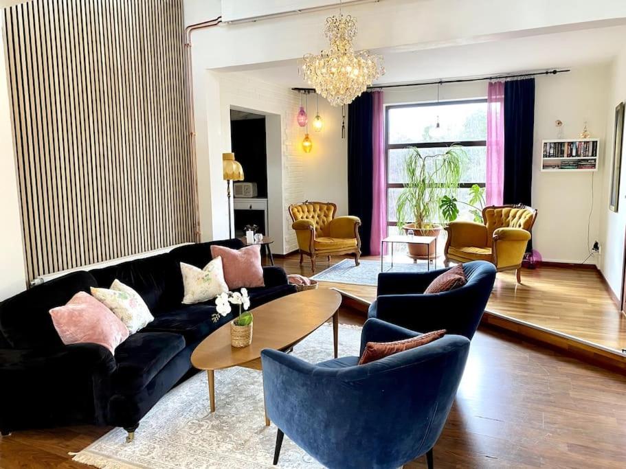 - un salon avec un canapé, des chaises et une table dans l'établissement Apartment Aekta Studio 4 Gothenburg, à Göteborg