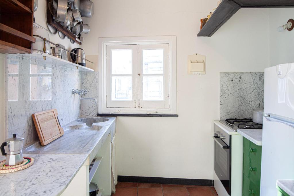 A kitchen or kitchenette at Chiara House