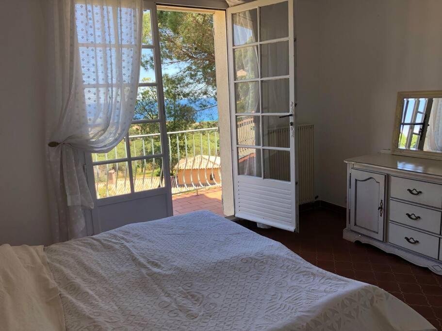 1 dormitorio con 1 cama y puerta corredera de cristal en Seaview Villa Petit Prince, Pool, air conditioning, en Sainte-Maxime