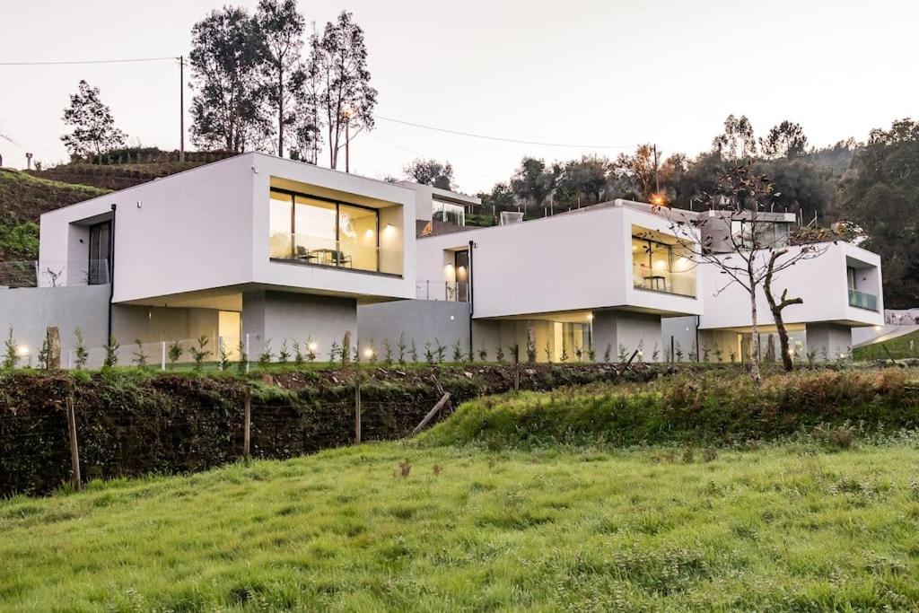 una casa blanca en la cima de una colina en Viana do Castelo - Amonde Village -Casa A * Relax, en Amonde