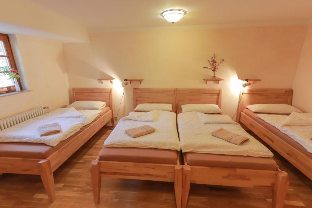 Hotel & Tagungszentrum Schloss Hohenfels - Habitación Cuádruple Con Baño Compartido