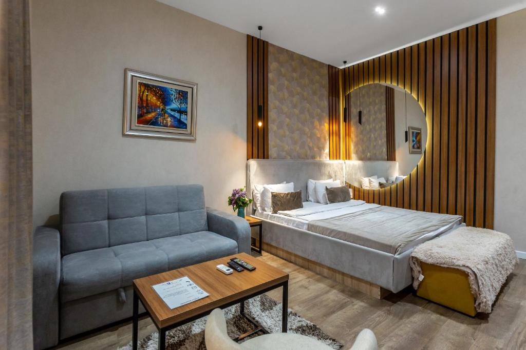 Säng eller sängar i ett rum på Seven Boutique Hotel Baku
