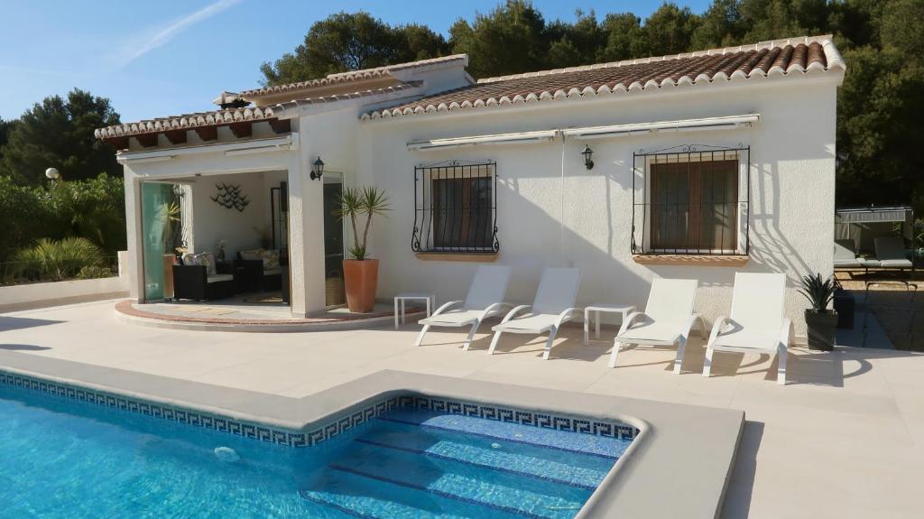 Bazén v ubytování Villa Sal y Mar - Jávea ! Freshly Renovated ! nebo v jeho okolí