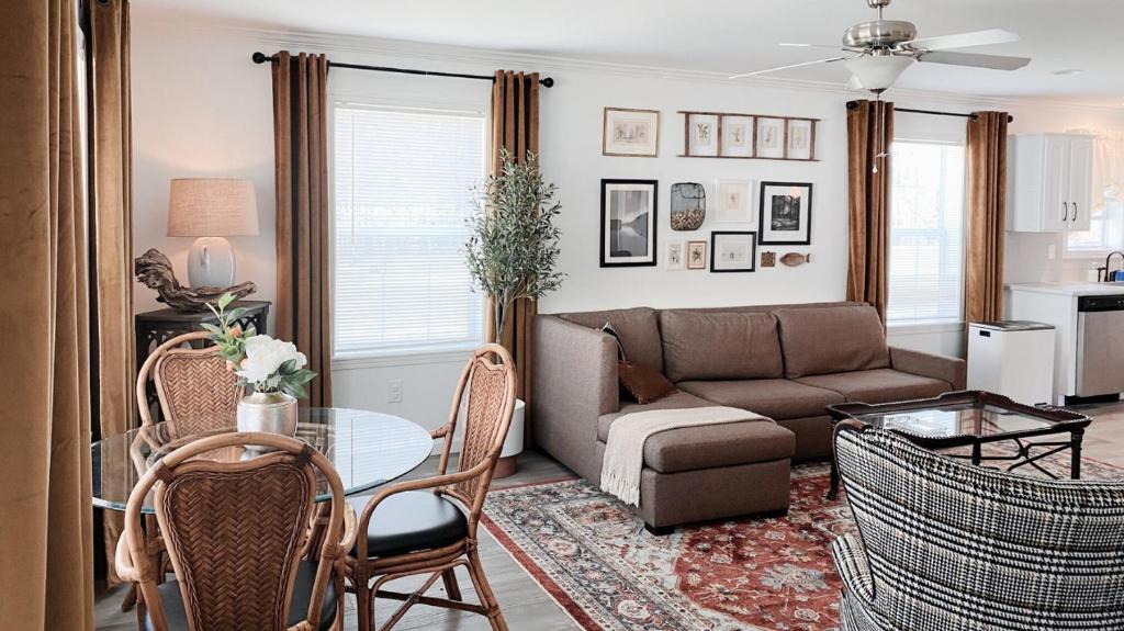 ein Wohnzimmer mit Couch und Tisch in der Unterkunft Brand New 2 Bedroom Cottage on Seneca Lake in Himrod