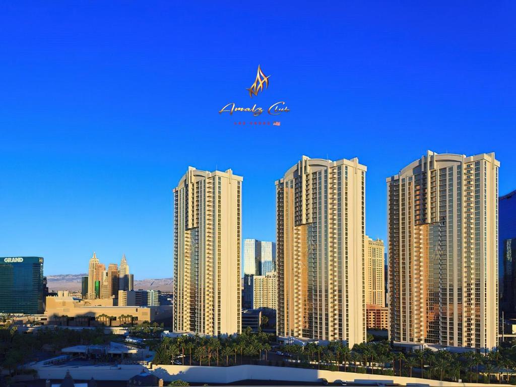 widok na panoramę miasta z wysokimi budynkami w obiekcie Amalz 1 Bedroom 2 Bathroom Balcony Suites at Mgm Signature ! w Las Vegas