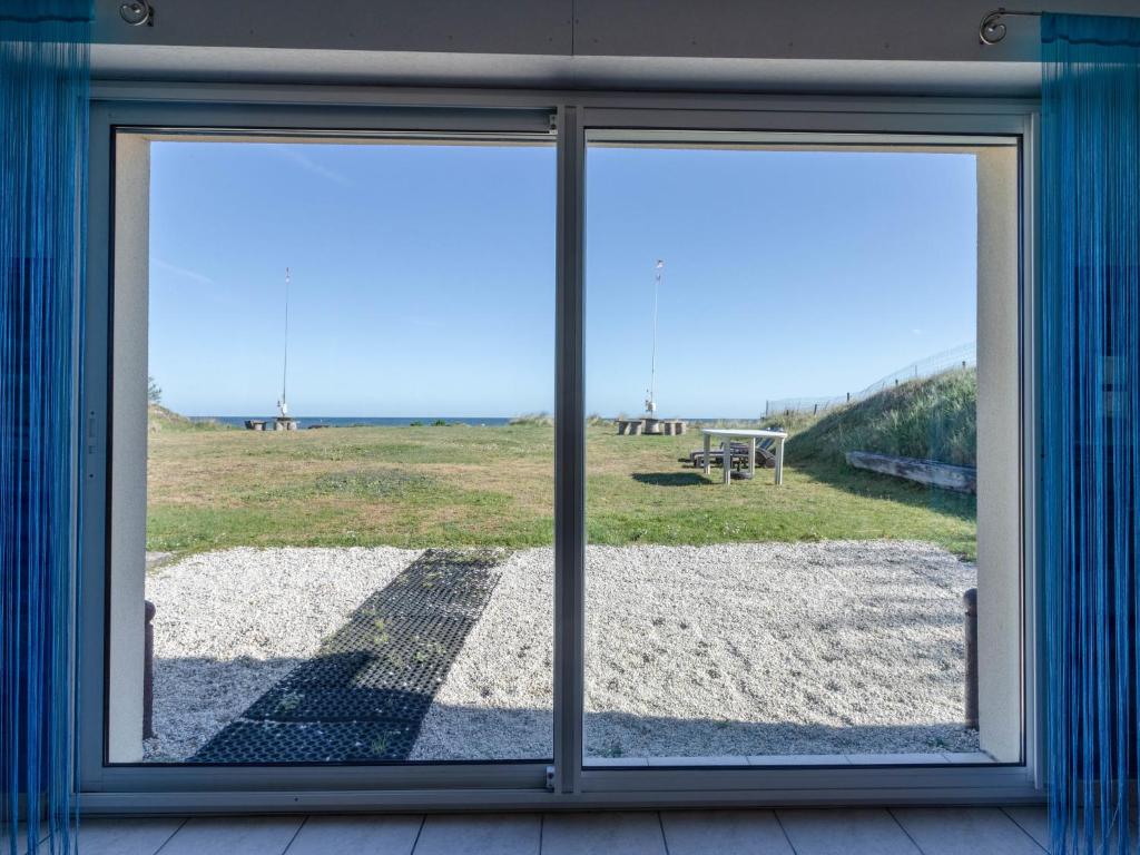 サン・ローラン・シュル・メールにあるHoliday Home Chez Lilo - SNT400 by Interhomeのビーチを望む開閉可能な窓