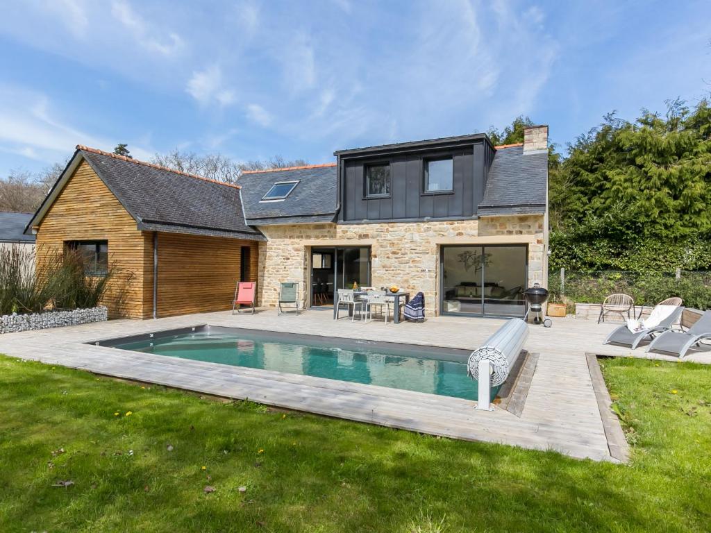 a house with a swimming pool in the yard at Holiday Home Breizh Riviera by Interhome in Bénodet