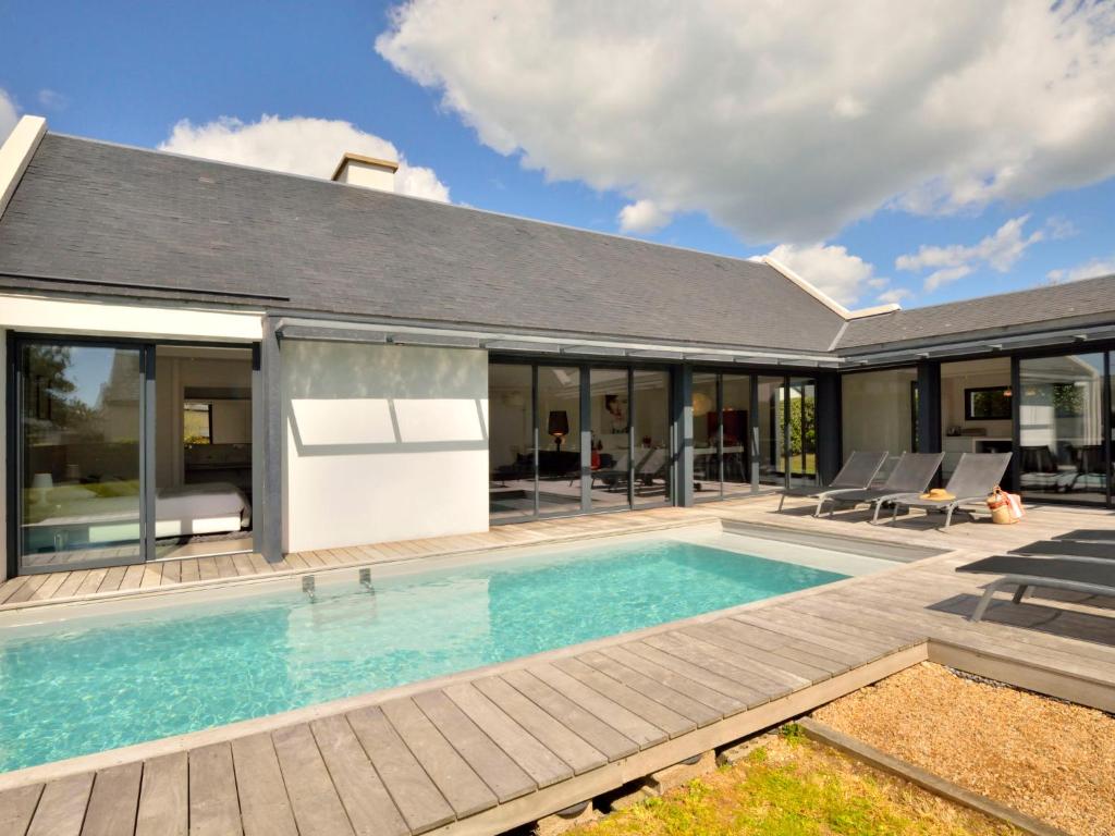 a swimming pool in the backyard of a house at Holiday Home Villa Noalou by Interhome in Arzon