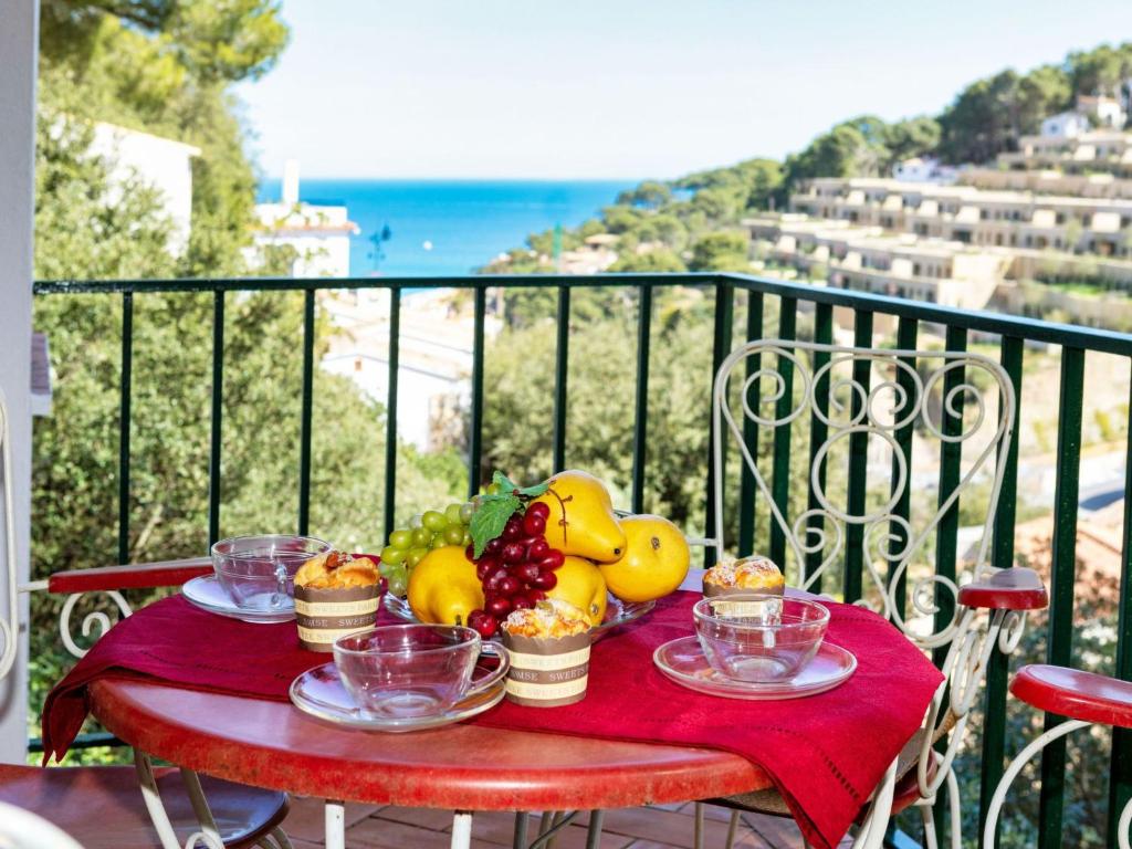 een tafel met fruit op het balkon bij Apartment S'Olivera-6 by Interhome in Begur