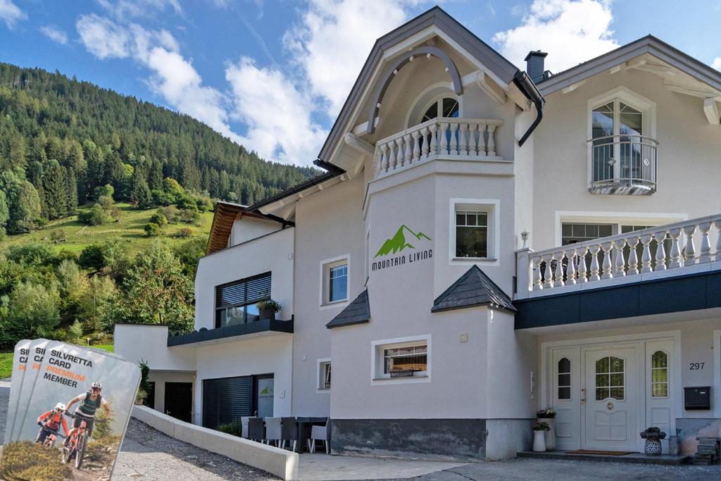 Ski-to-door Mountain Living Ski-in & Ski out Silvretta Sommer Card Including - Housity