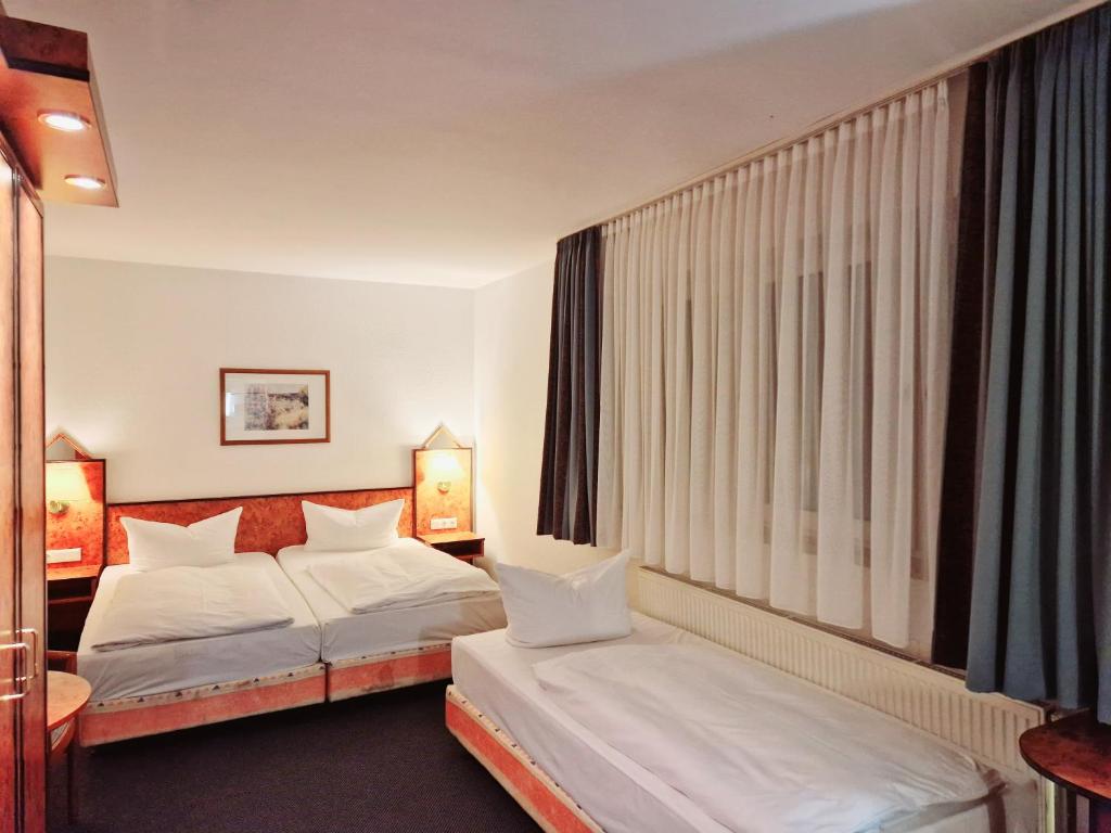 Postel nebo postele na pokoji v ubytování Trip Inn Hotel Minerva Frankfurt