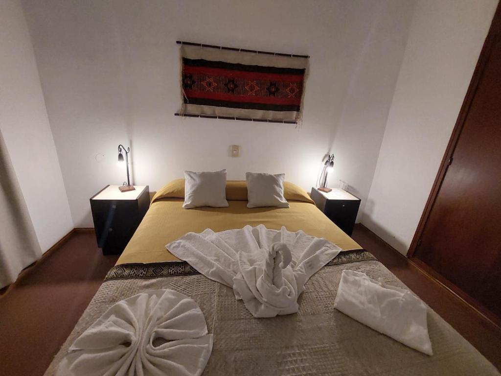 1 dormitorio con 1 cama grande y 2 mesitas de noche en Grand Hotel by MH en Termas de Río Hondo