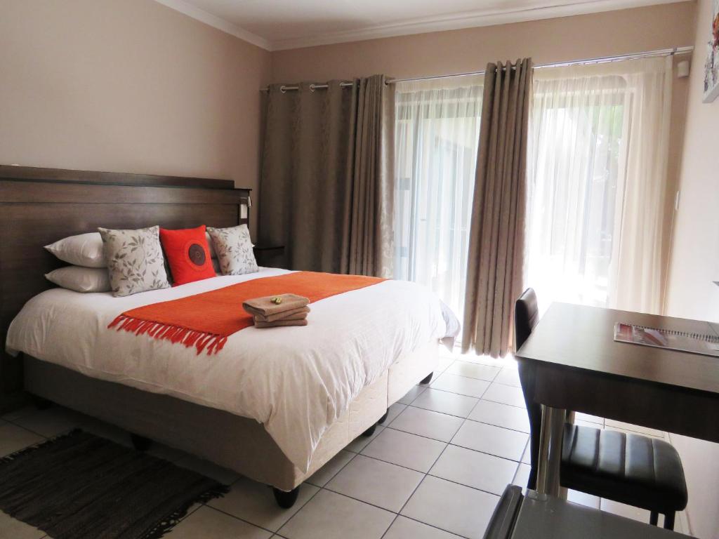 Postel nebo postele na pokoji v ubytování Andante Guesthouse Klerksdorp