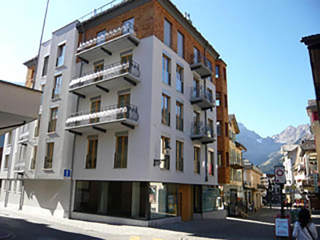 um grande edifício branco com varandas numa rua em Apartment Dorfstrasse 7-42 by Interhome em Engelberg