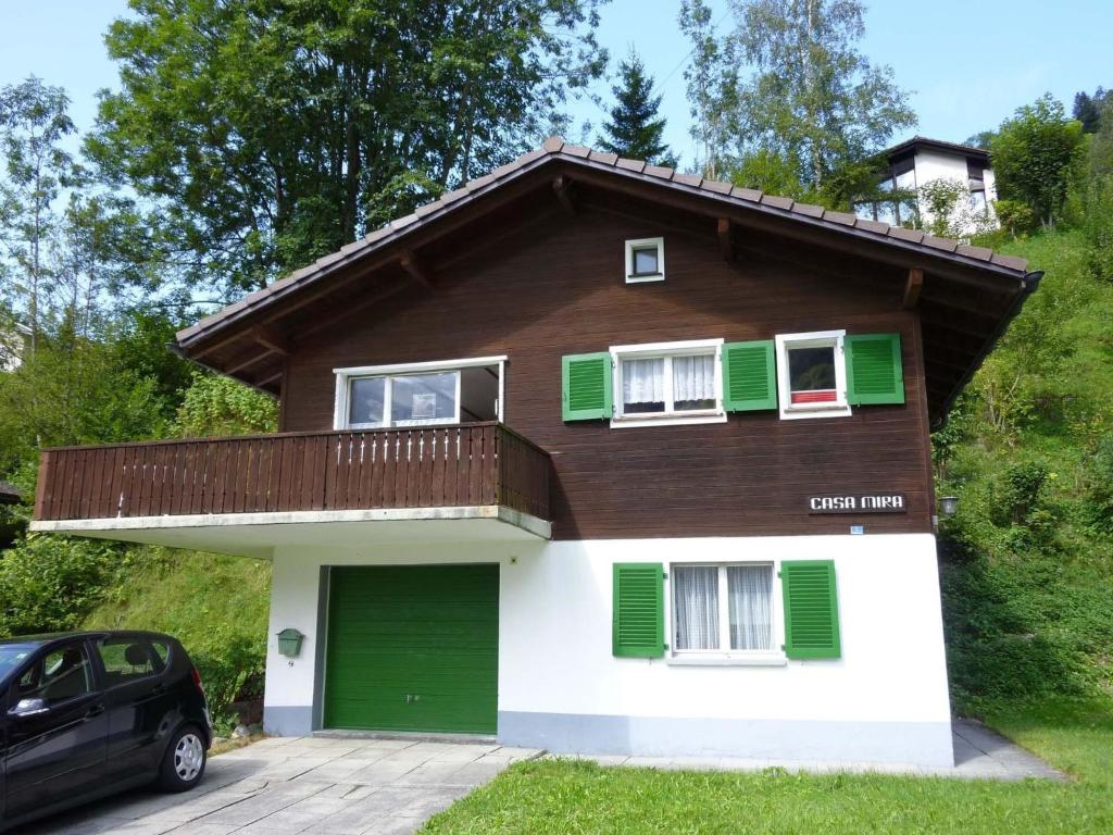 ein Haus mit einem Balkon und einem Auto vor dem Haus in der Unterkunft Apartment Casa Mira by Interhome in Engelberg