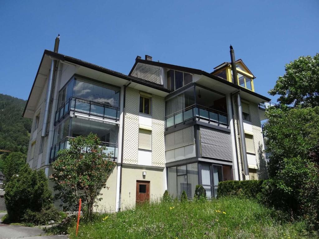 een groot huis met veel ramen bij Apartment Blackenmattli by Interhome in Engelberg