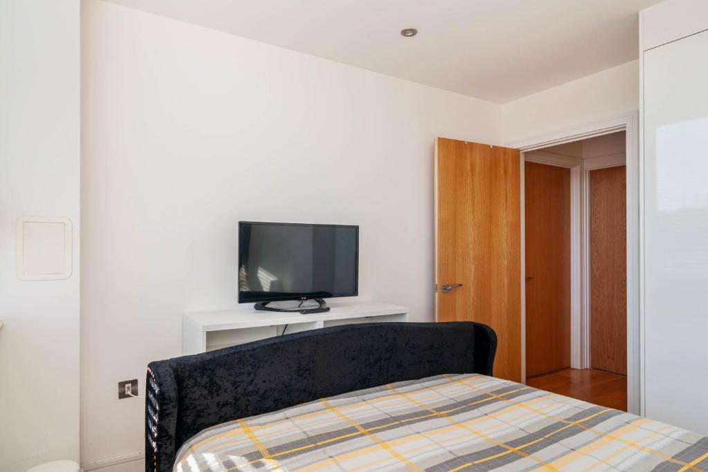 1 dormitorio con 1 cama y TV de pantalla plana en Modern Double Room - Haywards Heath en Haywards Heath