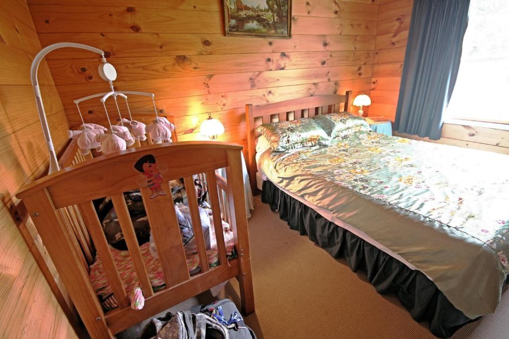 Postel nebo postele na pokoji v ubytování Tony's Lodge