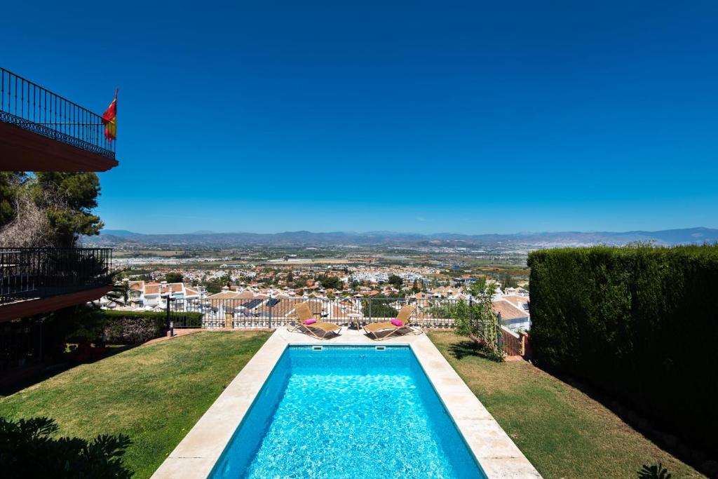 een zwembad aan de zijkant van een huis bij VILLA ANDALUCIA ATLANTIDA, casa con piscina privada in Alhaurín de la Torre