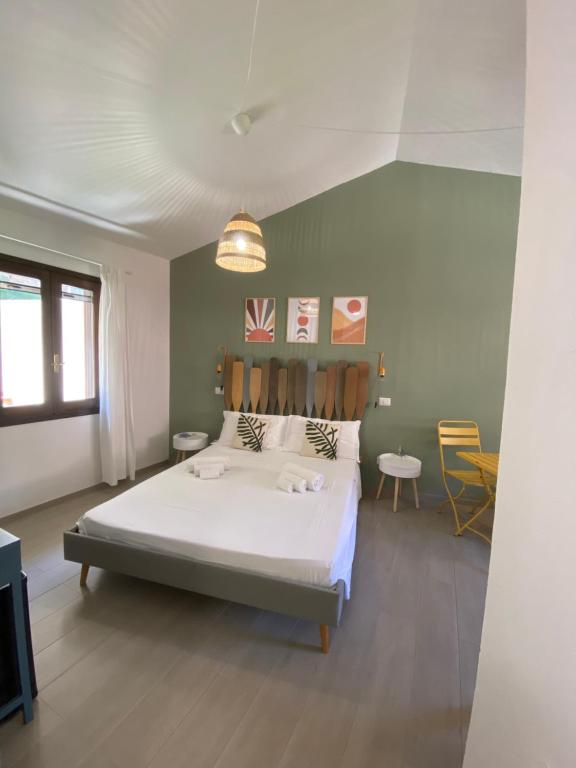 ein Schlafzimmer mit einem großen weißen Bett und einem Fenster in der Unterkunft Il Timone B&B in Buggerru