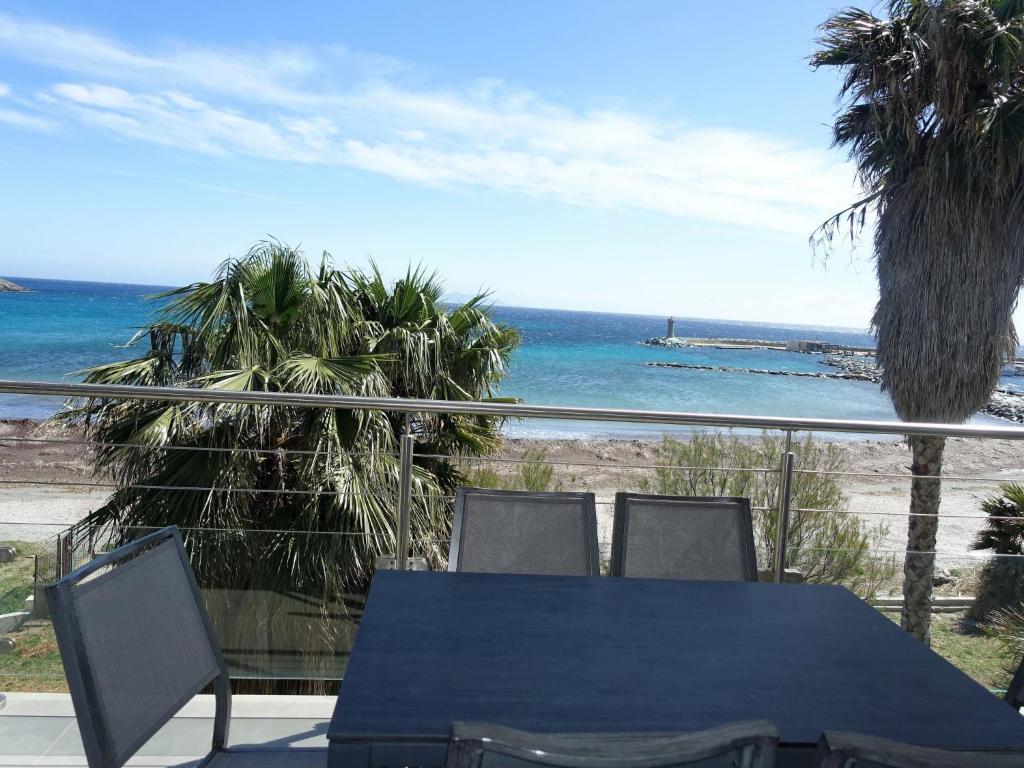 uma mesa azul e cadeiras numa varanda com o oceano em Apartment Villa Tyrrenia-3 by Interhome em Rogliano