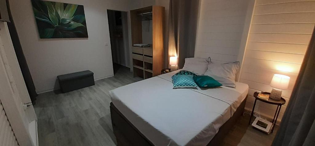 Una cama o camas en una habitación de Ti Kaz Karaib