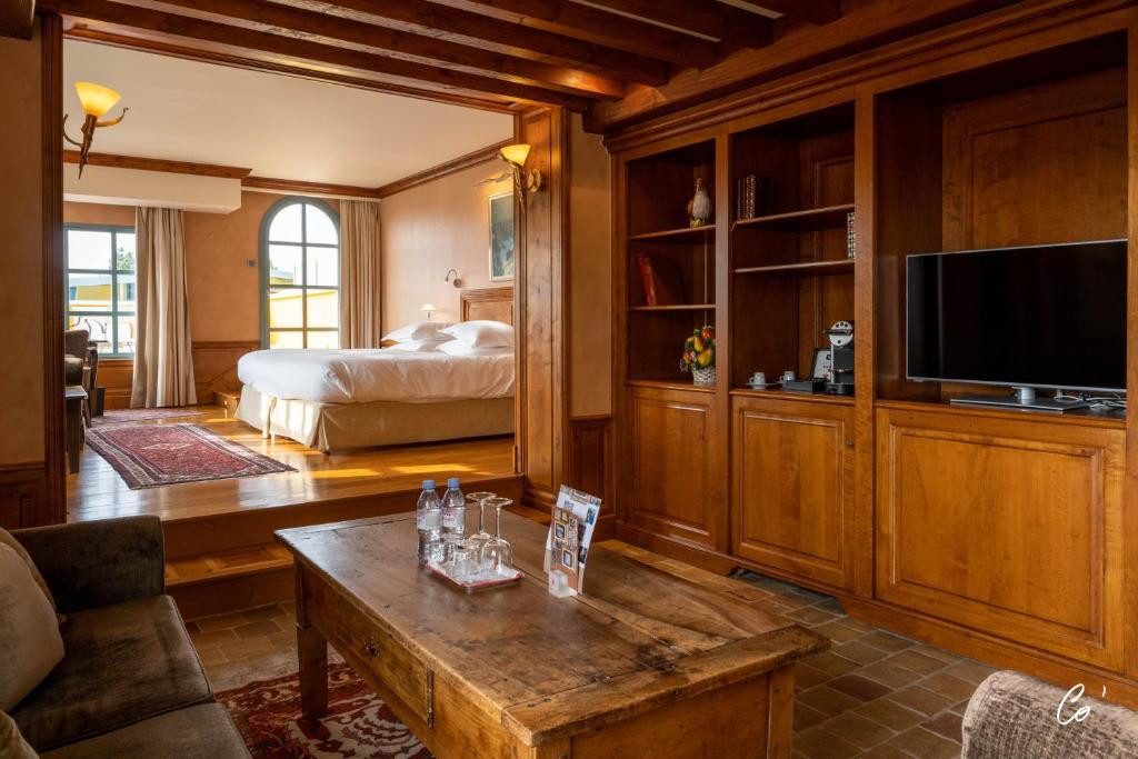 TV a/nebo společenská místnost v ubytování Georges Blanc Parc & Spa