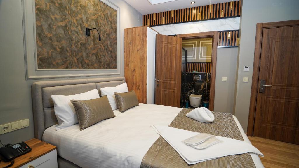 Säng eller sängar i ett rum på FİDAN CİTY HOTEL