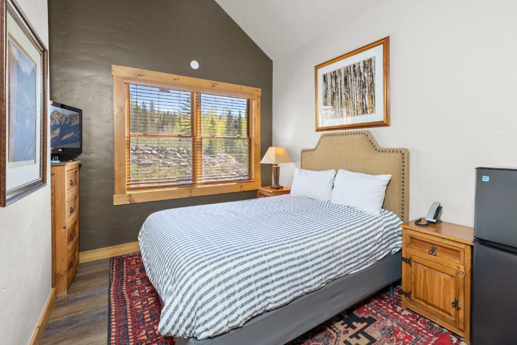 1 dormitorio con cama y ventana en Telluride Mountain Lodge Skiin Out amazingLocation, en Telluride