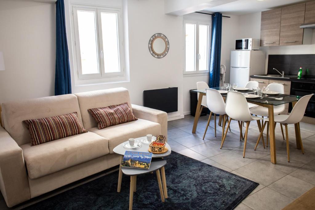 un salon avec un canapé et une table dans l'établissement Au coeur de Perpignan, à Perpignan