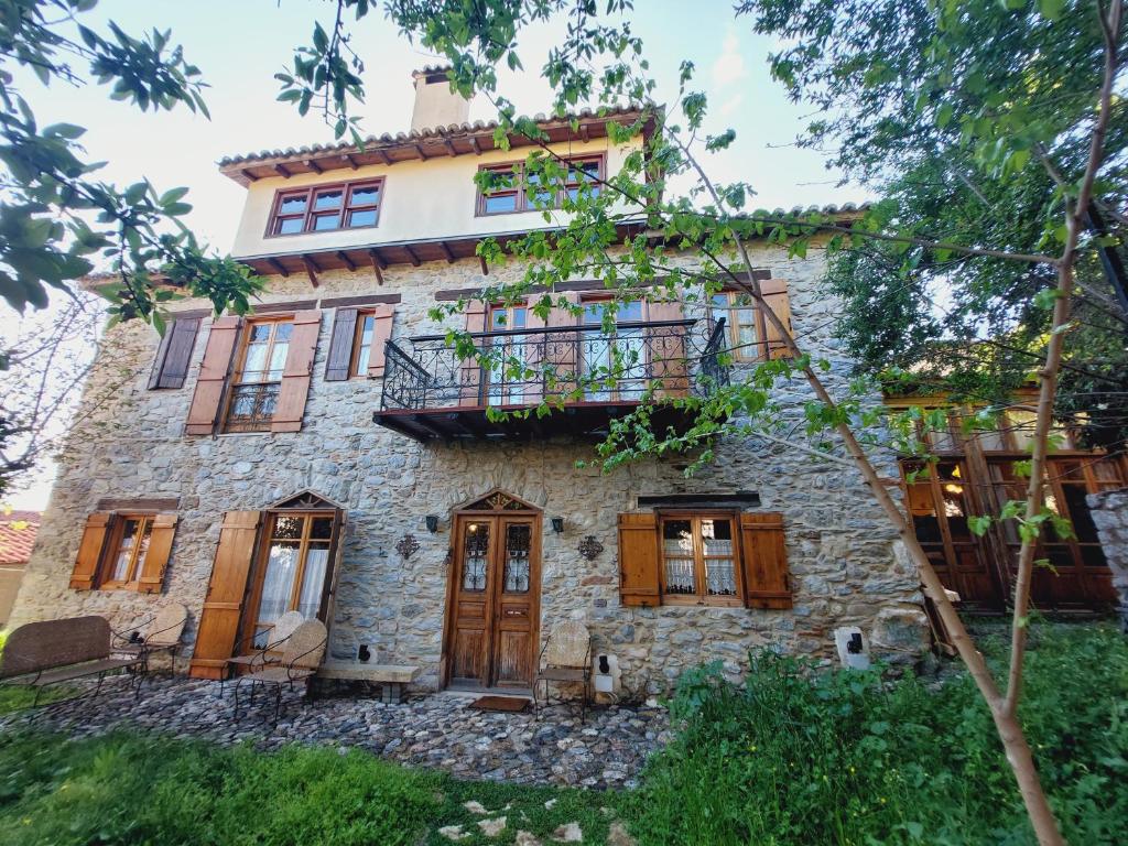 Casa de piedra antigua con balcón en Large Stone Villa with garden., en Khánia